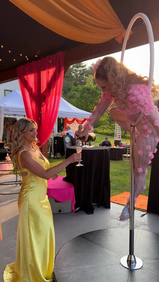 Champagne pour from our stunning lollipop lyra aerialist is the perfect way to treat your guests to something special! 

Thanks to @moonlitridgeevents for having us.
.
.
.
#lollipoplyra #aerialist #champagnepour #eventplanner #eventideas #springparty